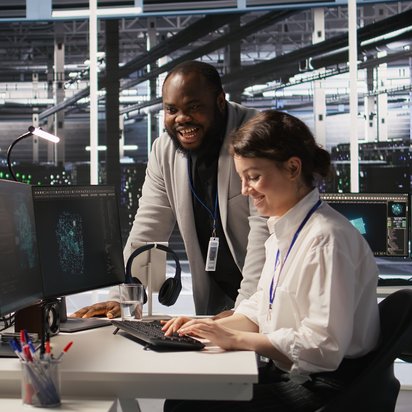 IT‑Team arbeitet gemeinsam im modernen High‑Tech‑Rechenzentrum