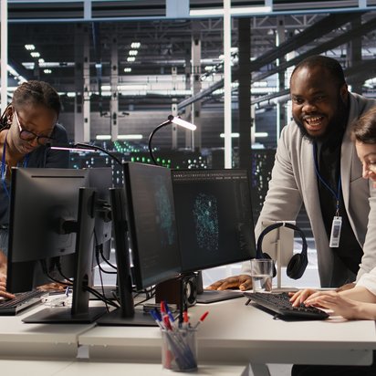 IT‑Team arbeitet gemeinsam im modernen High‑Tech‑Rechenzentrum