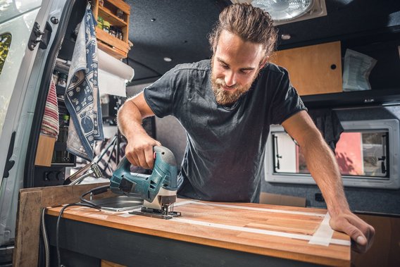Handwerker bei der Arbeit in einem Wohnmobil