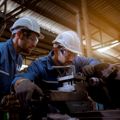 Zwei Arbeiter in der Produktion 