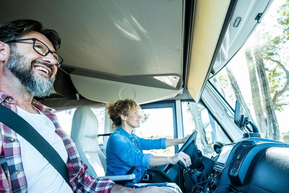 Zwei Personen im Wohnmobil auf einer Reise