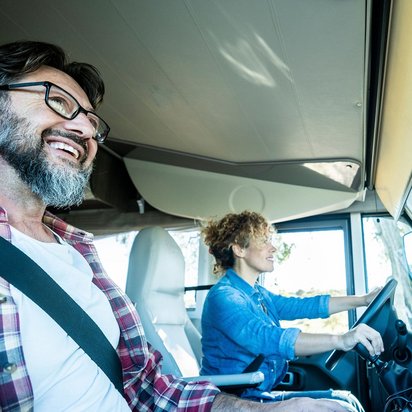 Zwei Personen im Wohnmobil auf einer Reise