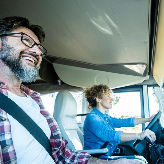 Zwei Personen im Wohnmobil auf einer Reise