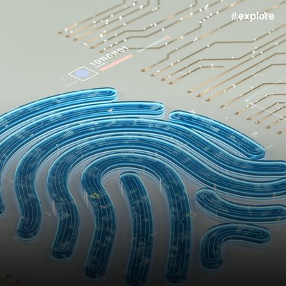 Ein digitaler blauer Fingerabdruck schwebt über einer Leiterplatte mit goldenen Schaltkreisen und elektronischen Verbindungen. Die futuristische Darstellung symbolisiert biometrische Sicherheitstechnologie und die Verschmelzung von menschlicher Identität mit digitaler Hardware.