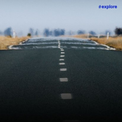 Eine heiße Straße inmitten einer trockenen Landschaft im Sommer.