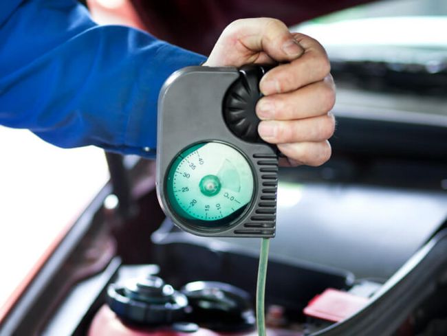 Auto Winter Tipps 2 Frostschutz Kühlflüssigkeit messen prüfen -  Kühlflüssigkeit prüfen und auffüllen 