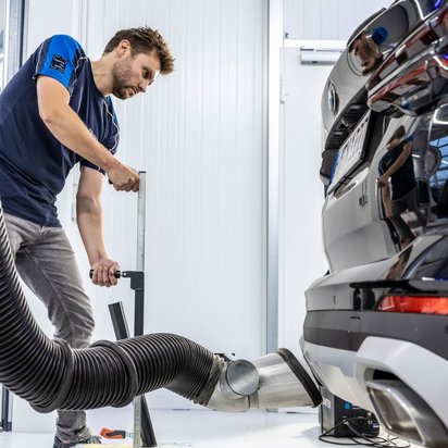 In einer TÜV NORD Werkstatt findet die Abgasuntersuchung statt