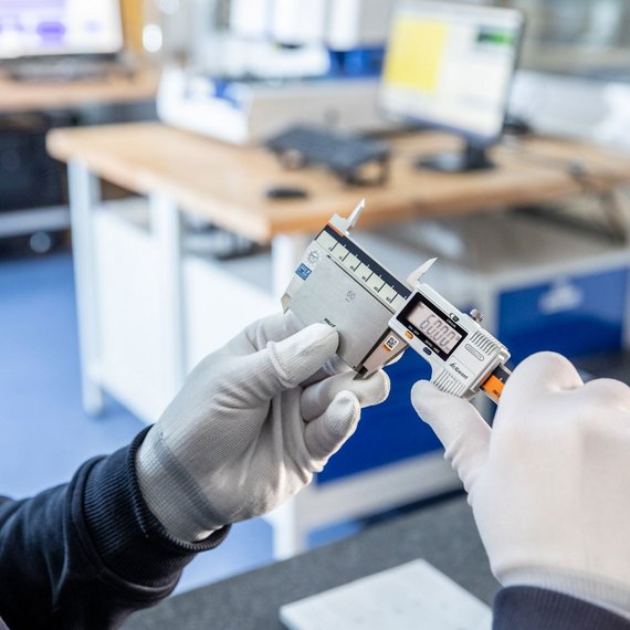Präzise Kalibrierung mit einem digitalen Messschieber