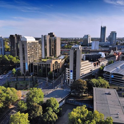 Luftaufnahme des TÜV NORD Standorts in Essen mit umliegender Innenstadt und Hochhäusern