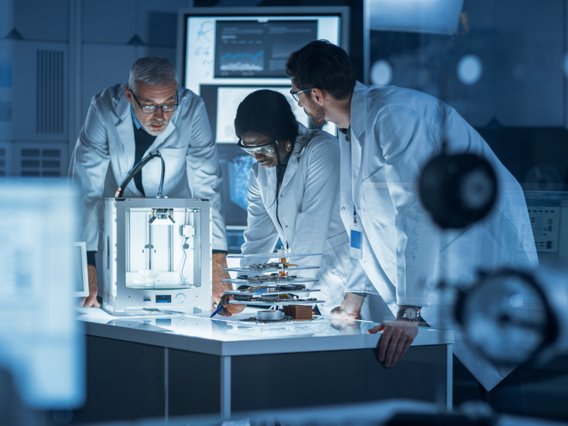 Ein Team arbeitet in einem Technologielabor zusammen Ein Team arbeitet in einem Technologielabor zusammen