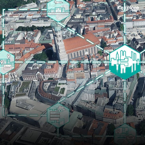 Luftaufnahme einer europäischen Innenstadt mit verschiedenen digitalen Symbolen und Icons überlagert. Die türkisfarbenen Grafiken zeigen Smart-City-Konzepte wie Verkehr, Gebäude und städtische Infrastruktur auf dem realen Stadtbild.
