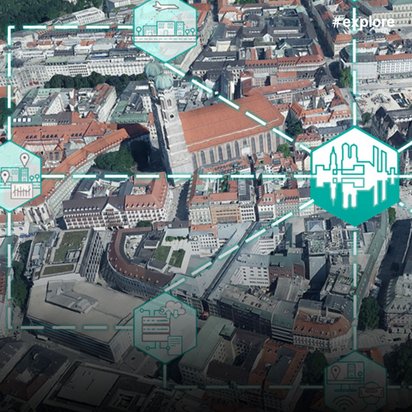 Luftaufnahme einer europäischen Innenstadt mit verschiedenen digitalen Symbolen und Icons überlagert. Die türkisfarbenen Grafiken zeigen Smart-City-Konzepte wie Verkehr, Gebäude und städtische Infrastruktur auf dem realen Stadtbild.