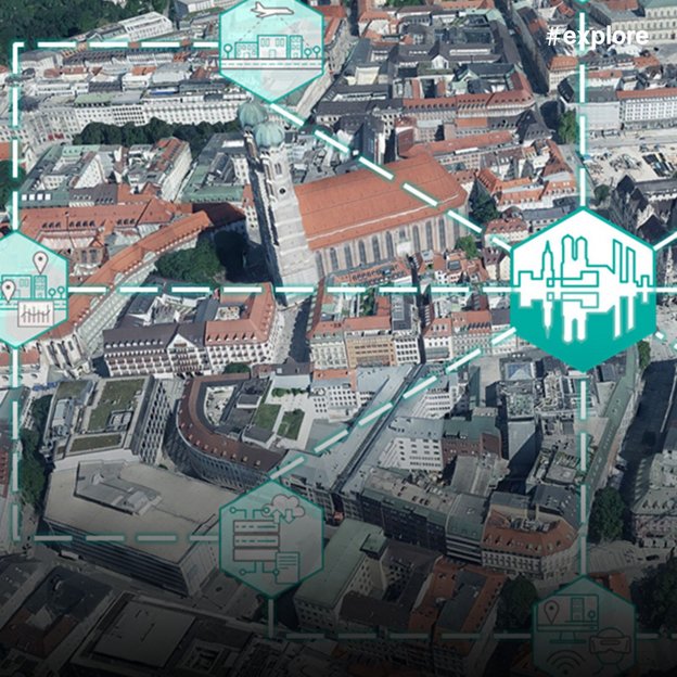 Luftaufnahme einer europäischen Innenstadt mit verschiedenen digitalen Symbolen und Icons überlagert. Die türkisfarbenen Grafiken zeigen Smart-City-Konzepte wie Verkehr, Gebäude und städtische Infrastruktur auf dem realen Stadtbild.