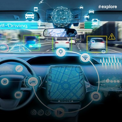 Innenansicht eines selbstfahrenden Autos mit digitalen Overlays und Sensordaten, die Vernetzung und autonome Fahrtechnologie visualisieren.