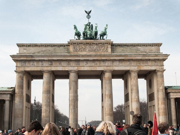 Das Brandenburger Tor in Berlin mit einer Menschenmenge davor