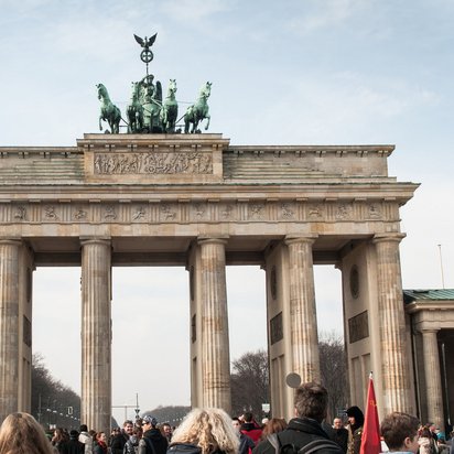 Das Brandenburger Tor in Berlin mit einer Menschenmenge davor