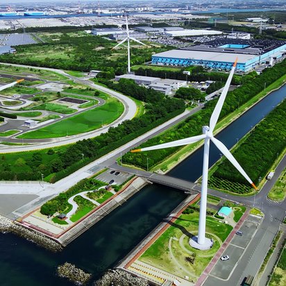 Symbolbild BEHG-Carbon-Leakage-Verordnung Industrieanlage mit Windkrafträdern - Symbolbild BEHG-Carbon-Leakage-Verordnung