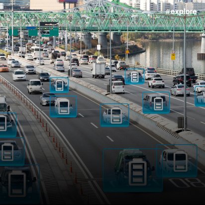 Ein Stadtverkehrsszenario mit vielen Fahrzeugen, bei denen Batteriesymbole eingeblendet sind, was auf Elektrofahrzeuge hinweist.
