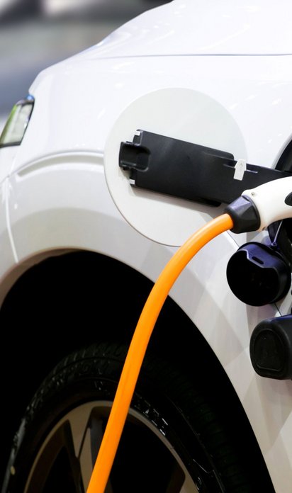 Elektroauto wird an einer Ladestation aufgeladen