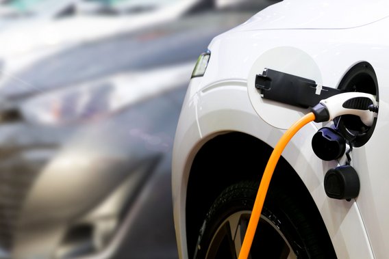 Eelktromobilität unda alternative Antriebe Elektroauto wird an einer Ladestation aufgeladen