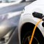 Elektroauto an Ladestation aufladen Elektroauto wird an einer Ladestation aufgeladen