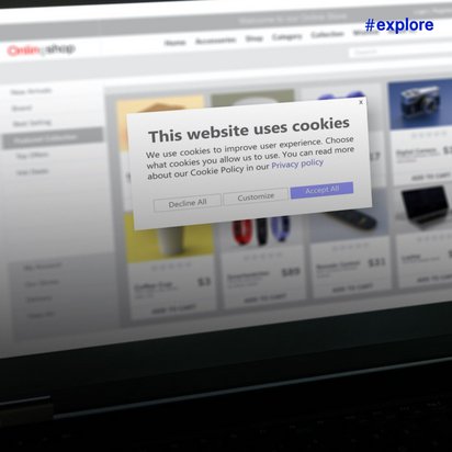 Ein Laptop-Bildschirm zeigt einen Online-Shop mit einem Cookie-Hinweis im Vordergrund. Das Pop-up-Fenster enthält Text zur Cookie-Nutzung und drei Schaltflächen: "Decline All", "Customize" und "Accept All" in blauer Hervorhebung.