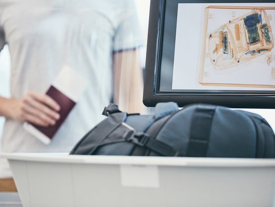Röntgenbild eines Koffers auf dem Kontrollmonitor bei der Sicherheitskontrolle am Flughafen