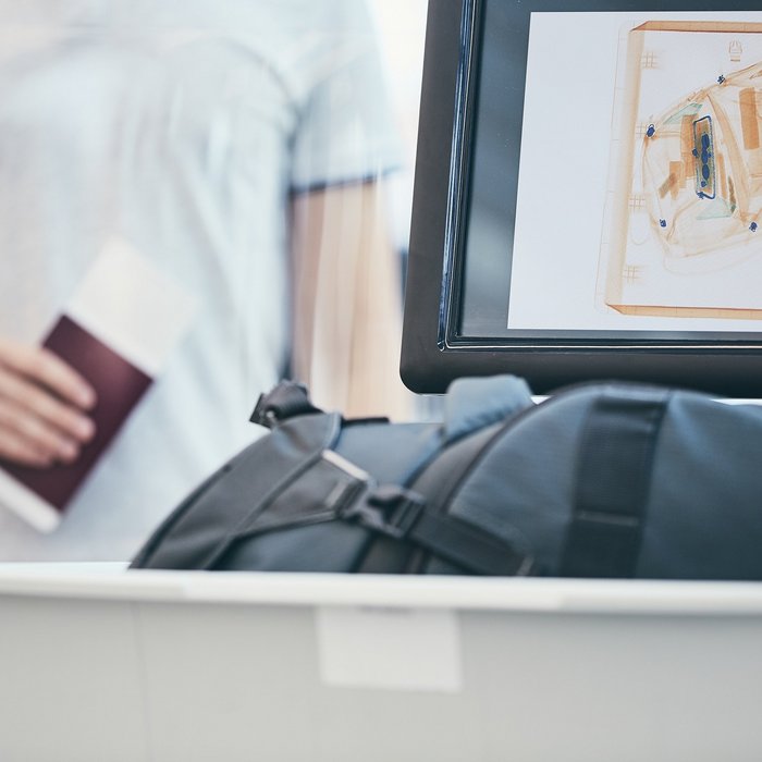 Röntgenbild eines Koffers auf dem Kontrollmonitor bei der Sicherheitskontrolle am Flughafen