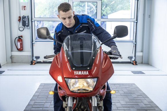Motorrad bei der Prüfung mit einem TÜV NORD Mitarbeiter