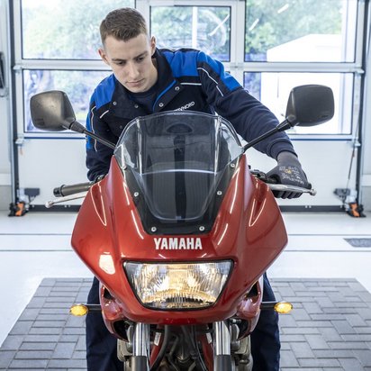 Motorrad bei der Prüfung mit einem TÜV NORD Mitarbeiter