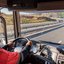 Eignungsgutachten für Berufskraftfahrer bei TÜV NORD Mann in rotem Shirt steuert einen Lkw auf einer kurvigen Autobahn