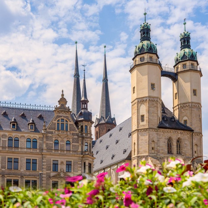 Marktplatz mit der Marktkirche in Halle (Saale) und Blick auf historische Gebäude im Stadtzentrum