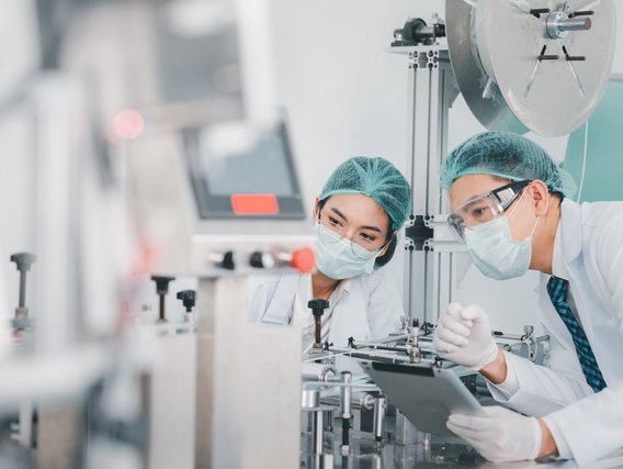 Wissenschaftler untersuchen eine Maschine