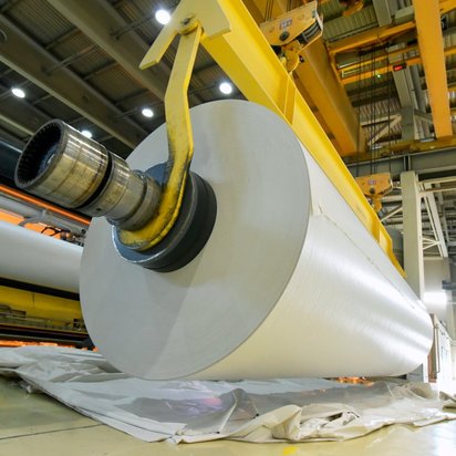 Herstellung von zertifiziert nachhaltigem Papier nach Blauer Engel Umweltzeichen in einem Werk.