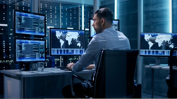Cybersecurity und Produktsicherheit IT-Spezialist überwacht globale Netzwerke auf mehreren