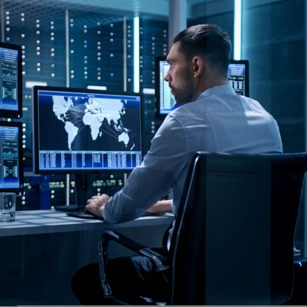 IT-Spezialist überwacht globale Netzwerke auf mehreren