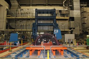 Teil einer Turbine aus einem Siedewasserreaktor. Im Hintergrund ist eine große Säge erkennbar, mit der Großkomponenten zerlegt werden können.