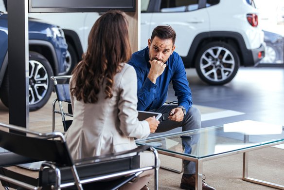 Beratungsgespräch im Autohaus