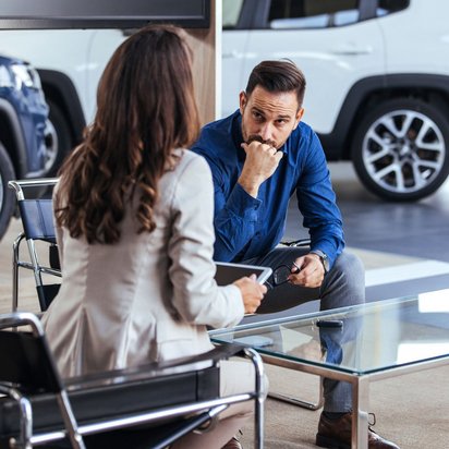 Beratungsgespräch im Autohaus