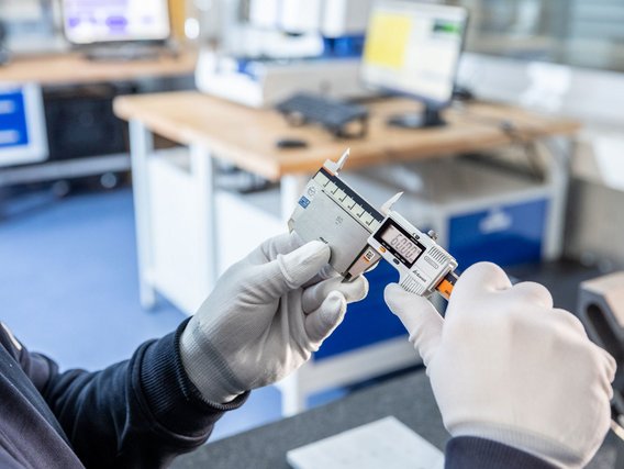 Präzise Kalibrierung mit digitalem Messschieber Präzise Kalibrierung mit einem digitalen Messschieber