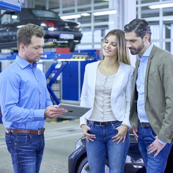 Beratung in der Werkstatt mit digitaler Unterstützung
