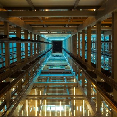 Ein Foto in Ein-Punkt-Perspektive eines Aufzugsschachts.