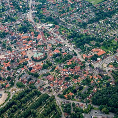 MEDITÜV Standort Elmshorn – MPU und medizinische Dienstleistungen Luftaufnahme der Stadt Elmshorn mit Wohngebieten, Grünflächen und dem Stadtzentrum