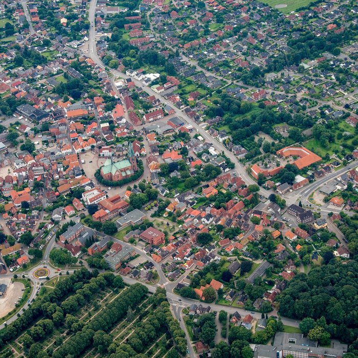 Luftaufnahme der Stadt Elmshorn mit Wohngebieten, Grünflächen und dem Stadtzentrum