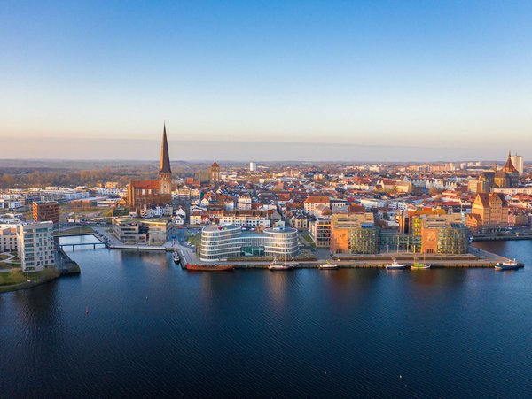 Panorama der Stadt Rostock mit Blick auf die Altstadt und den Hafen