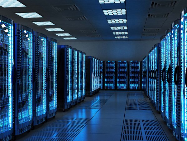 Innenansicht eines modernen Serverraums mit beleuchteten Server-Racks.