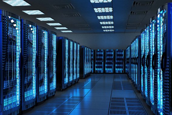Innenansicht eines modernen Serverraums mit beleuchteten Server-Racks.