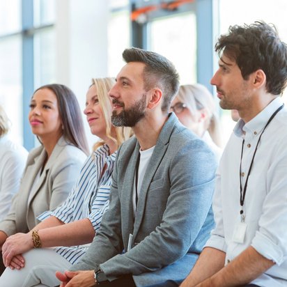 Zuhörer:innen bei einem Vortrag – sinnbildlich für die Rolle von Referenten bei der TÜV NORD Akademie