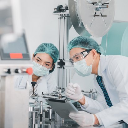 Wissenschaftler untersuchen eine Maschine