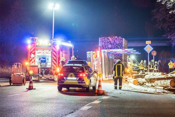 Unfallstelle mit umgekipptem Schwertransport und Einsatzkräften bei Nacht – Schulung zur Absicherung von Unfallstellen im TUEV NORD Schulungszentrum